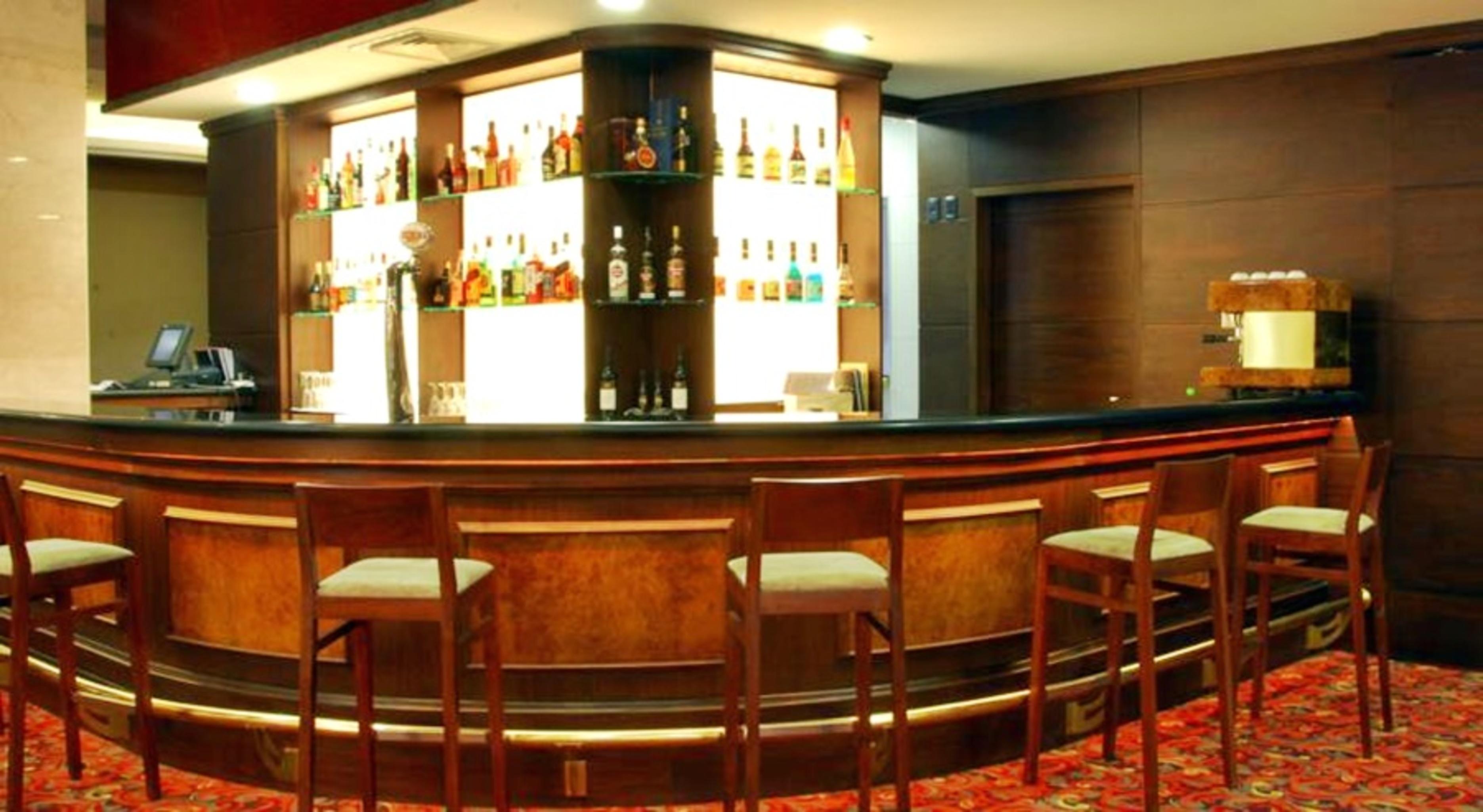 Radisson Montevideo Victoria Plaza Hotel Exterior photo A bar in a hotel