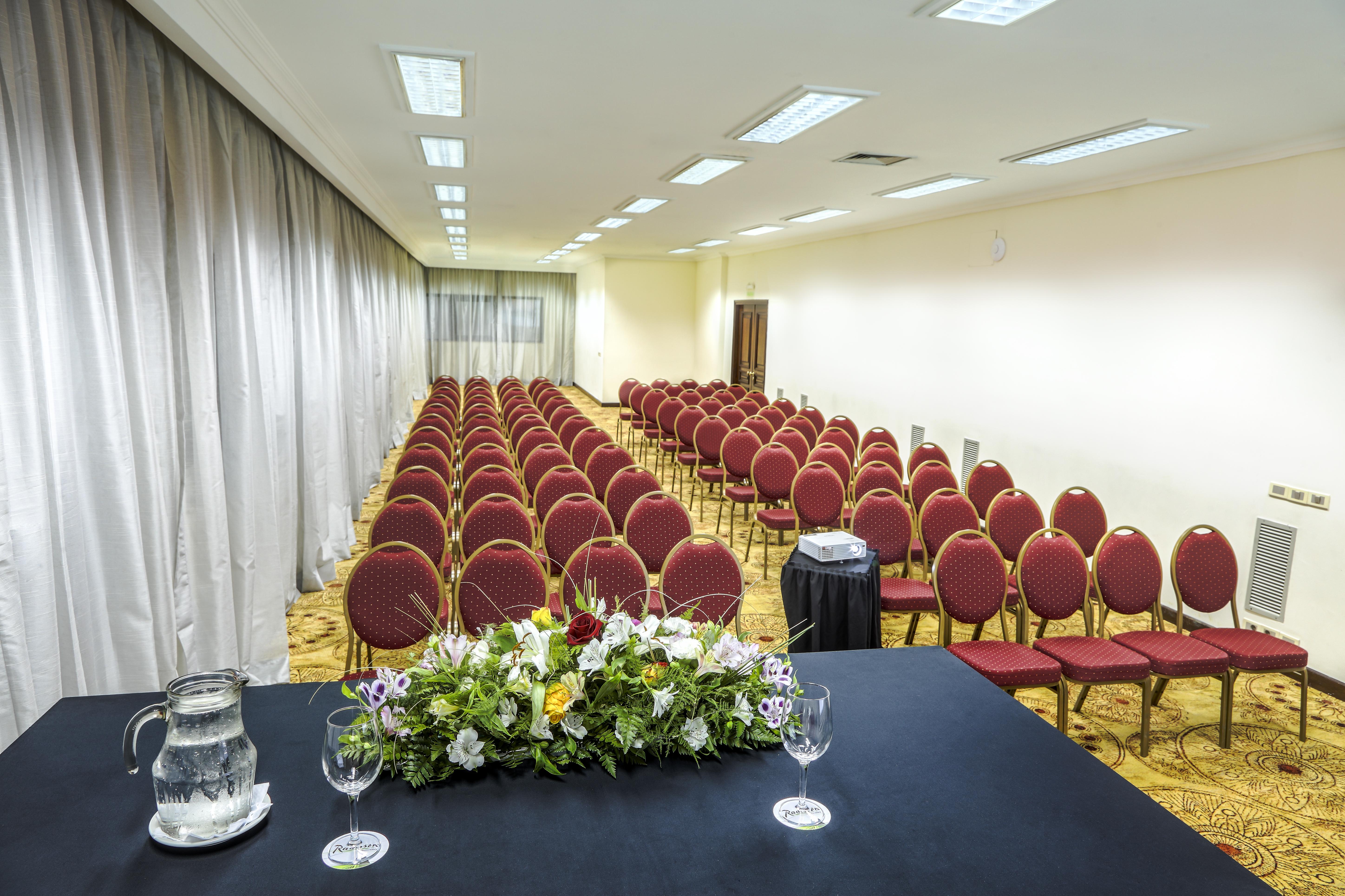 Radisson Montevideo Victoria Plaza Hotel Exterior photo Meeting room