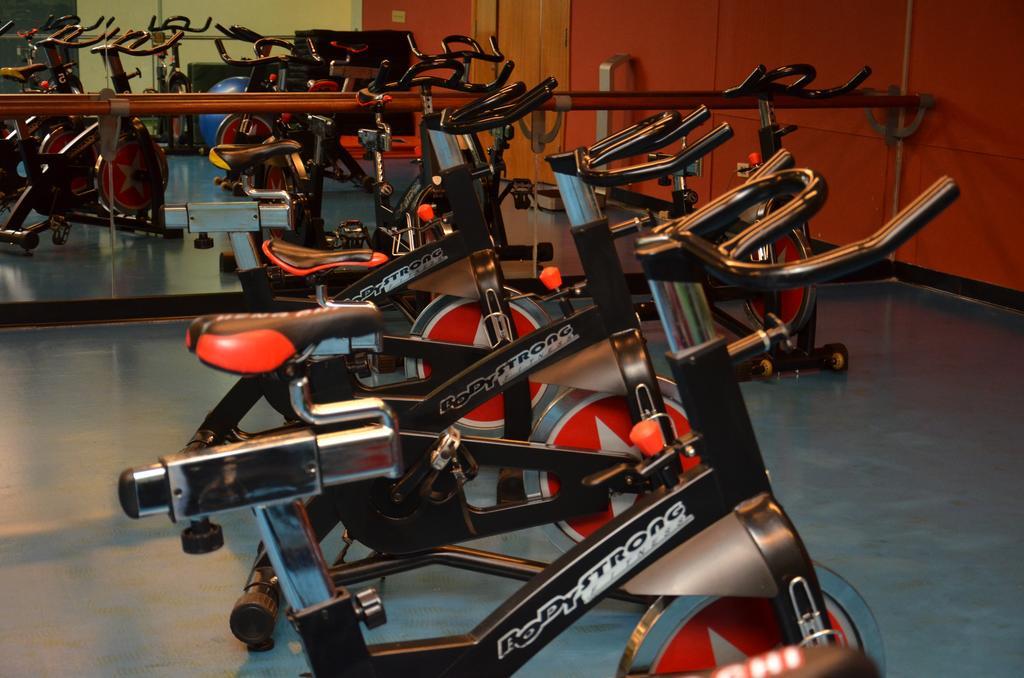 Radisson Montevideo Victoria Plaza Hotel Exterior photo Indoor cycling bikes