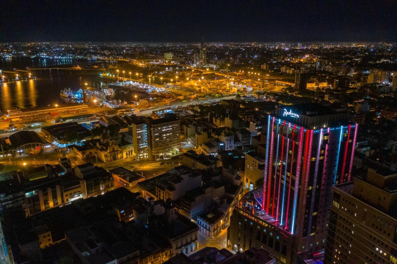 Radisson Montevideo Victoria Plaza Hotel Exterior photo Aerial view of the hotel at night